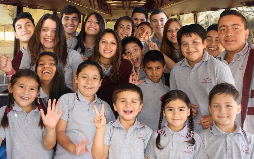 Estudiantes de todos los niveles del Colegio Polivalente Inglés, de Pre-Kínder a 4º Medio, reunidos en el patio