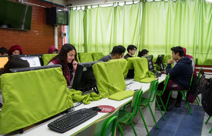 Estudiantes de la especialidad trabajando en la sala de enlaces