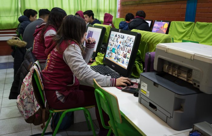 Estudiantes trabajando con computadores en la sala de enlaces de la especialidad