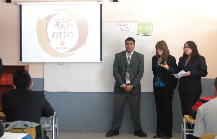 Estudiantes de Enseñanza Media en una presentación de la especialidad