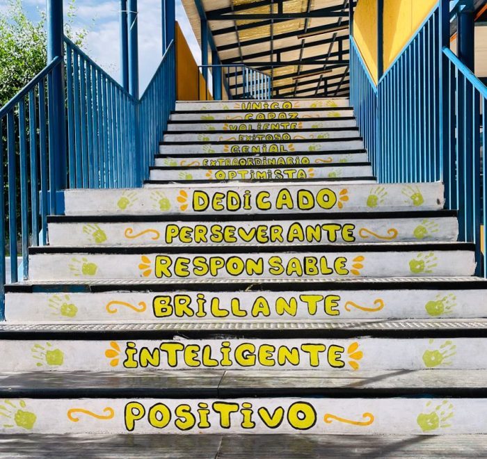 Escalera del colegio pintada con los valores del proyecto educativo: dedicado, perseverante, responsable, brillante, inteligente, positivo