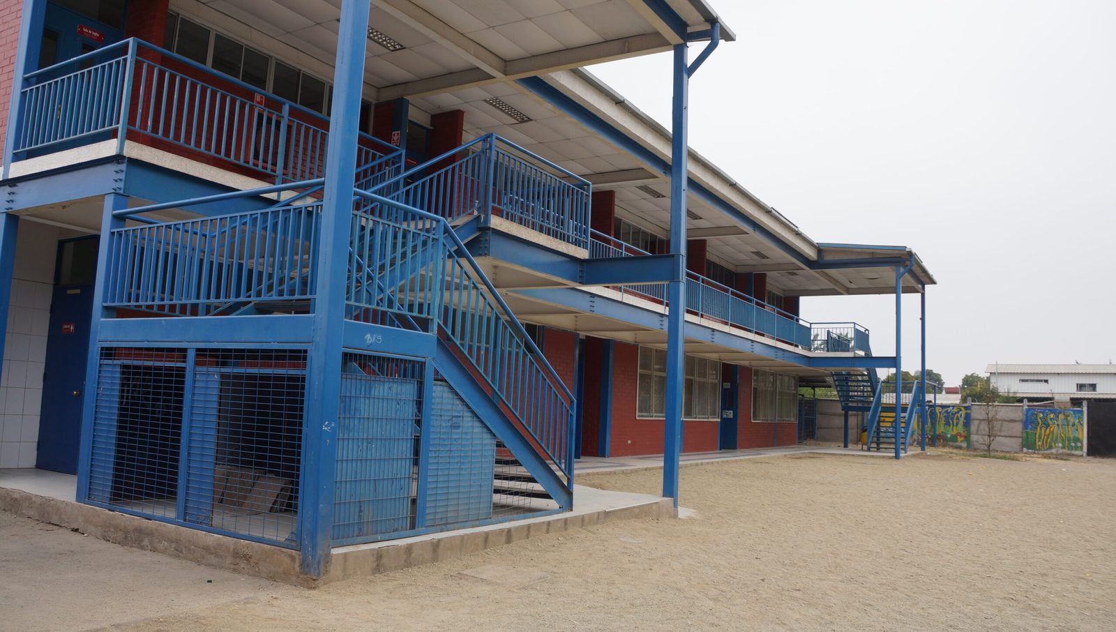 Vista del patio techado del Colegio Polivalente Inglés