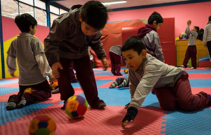 Niños y niñas de Pre-Kínder en la sala de psicomotricidad del colegio